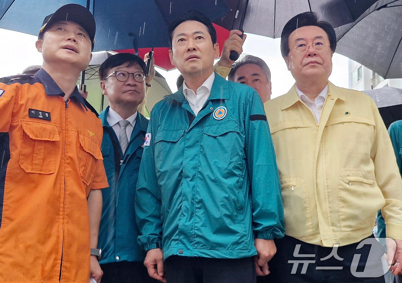 본문 이미지 - 장동혁 국민의힘 대표가 지난 18일 극한 호우로 산사태가 발생한 경남 거제시 옥포동의 한 아파트를 찾아 산사태 현장을 점검하고 있다. 2026.8.18 ⓒ 뉴스1 윤일지 기자