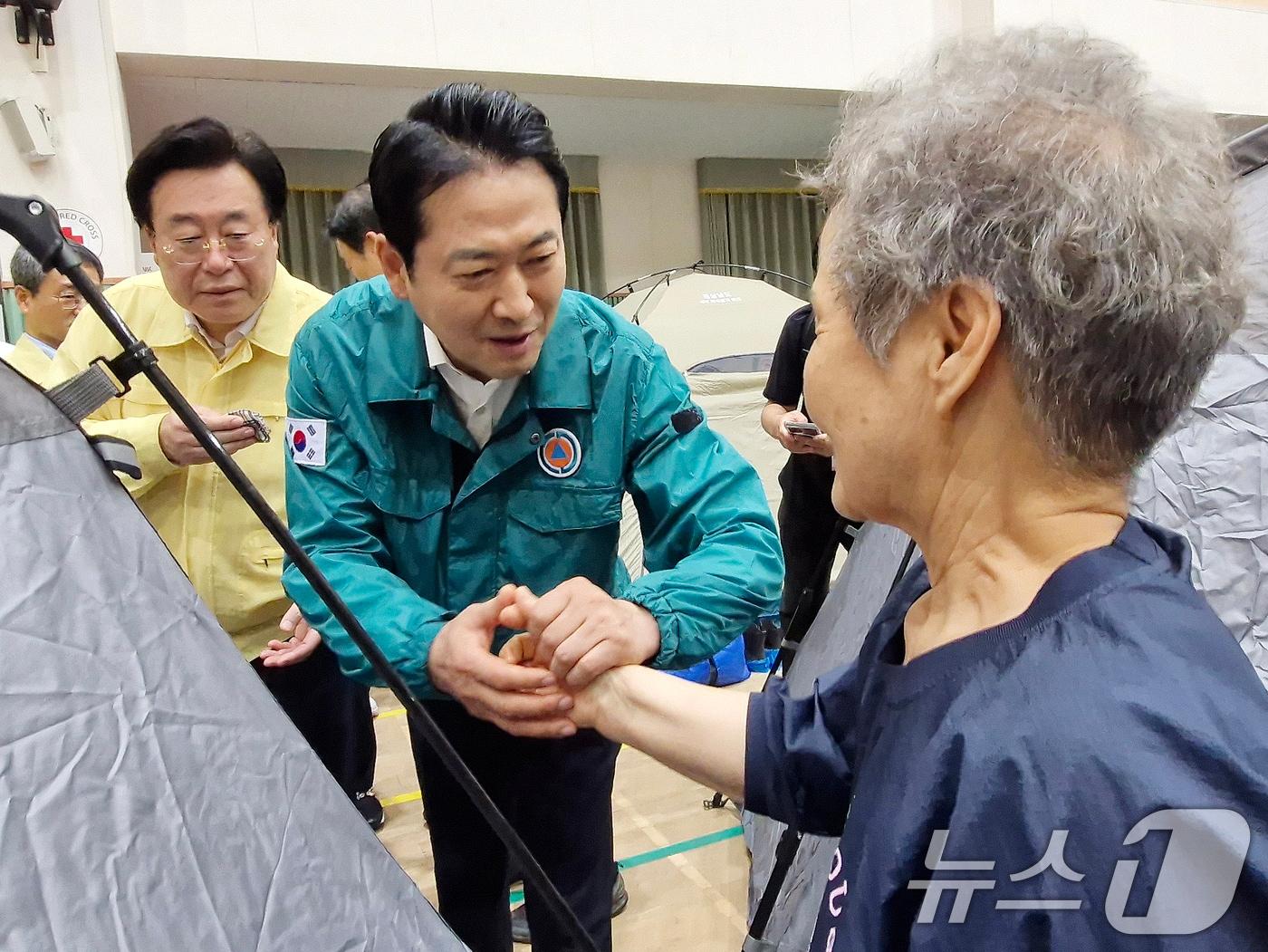 본문 이미지 - 장동혁 국민의힘 대표가 18일 경남 거제시 옥포초등학교에 마련된 산사태 피해 주민 임시 대피시설을 찾아 피해 주민과 대화하고 있다. 2026.8.18 ⓒ 뉴스1 윤일지 기자