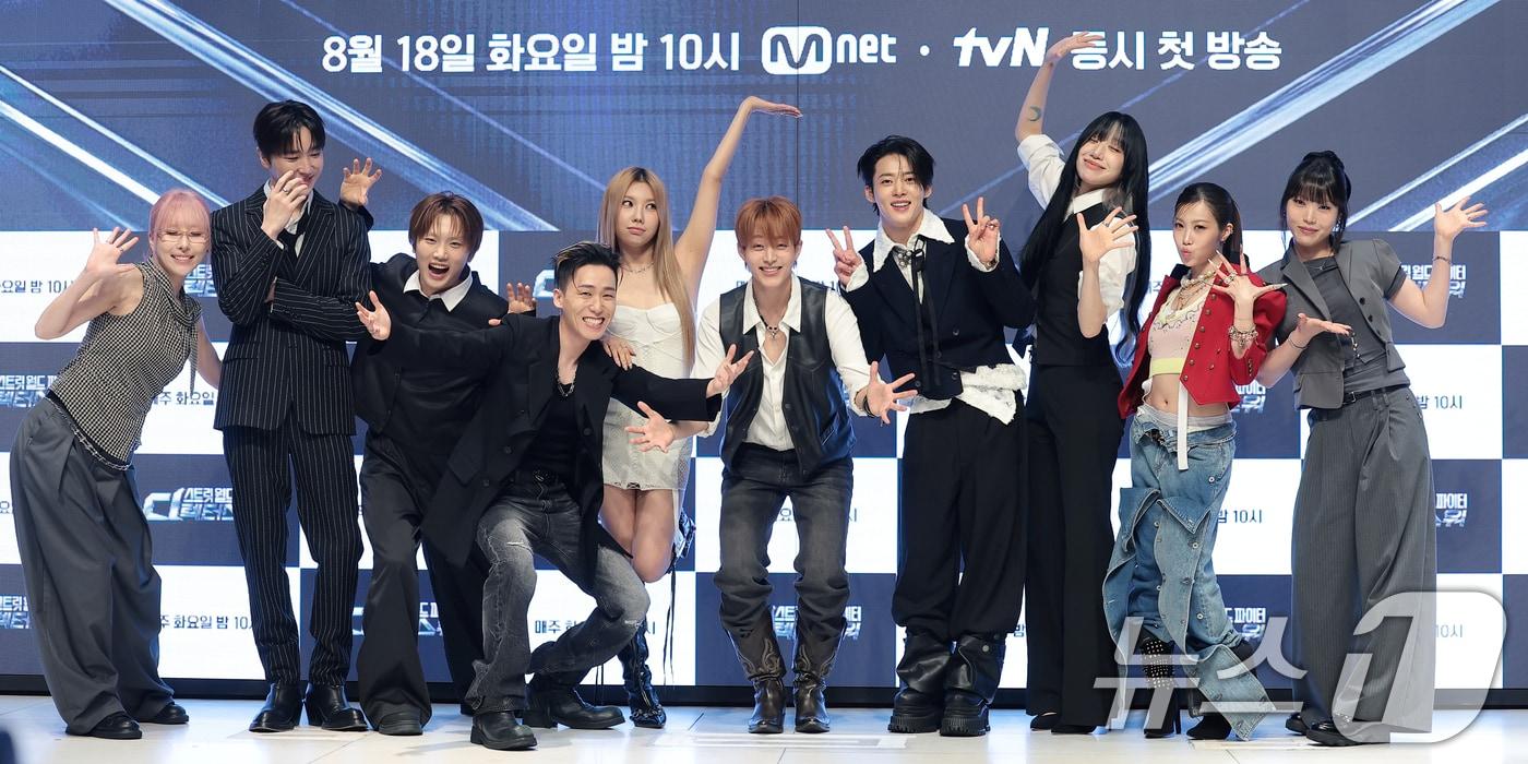 본문 이미지 - 18일 오전 서울 강남구 엘리에나 호텔에서 열린 Mnet 오리지널 댄스 시리즈 ‘스트릿 월드 파이터 : 디렉터스 워’ 제작발표에 참석한 퍼포먼스 디렉터 해쉬(왼쪽부터), 캐스퍼, 정민준, 인규, 시미즈, 베이비주, 백구영, 바다, 레난, 나인이 포즈를 취하고 있다. ‘스트릿 월드 파이터 : 디렉터스 워’는 최고 퍼포먼스 디렉터 10인이 오롯이 자신의 이름을 '디렉터 크레딧'에 올리기 위해 펼치는 치열한 작품 전쟁이다. 2026.8.18 ⓒ 뉴스1 권현진 기자