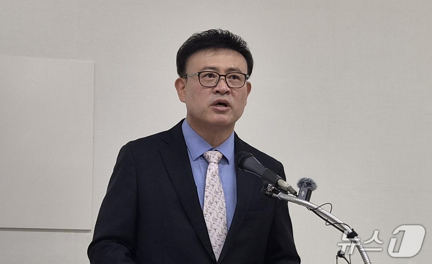 본문 이미지 - 이영신 전 청주시의원이 18일 청주시청에서 기자회견을 열고 오창 후기리 소각장의 대법원 판결과 관련해 헌법소원 제기를 주장하고 있다. 2026.8.18/뉴스1