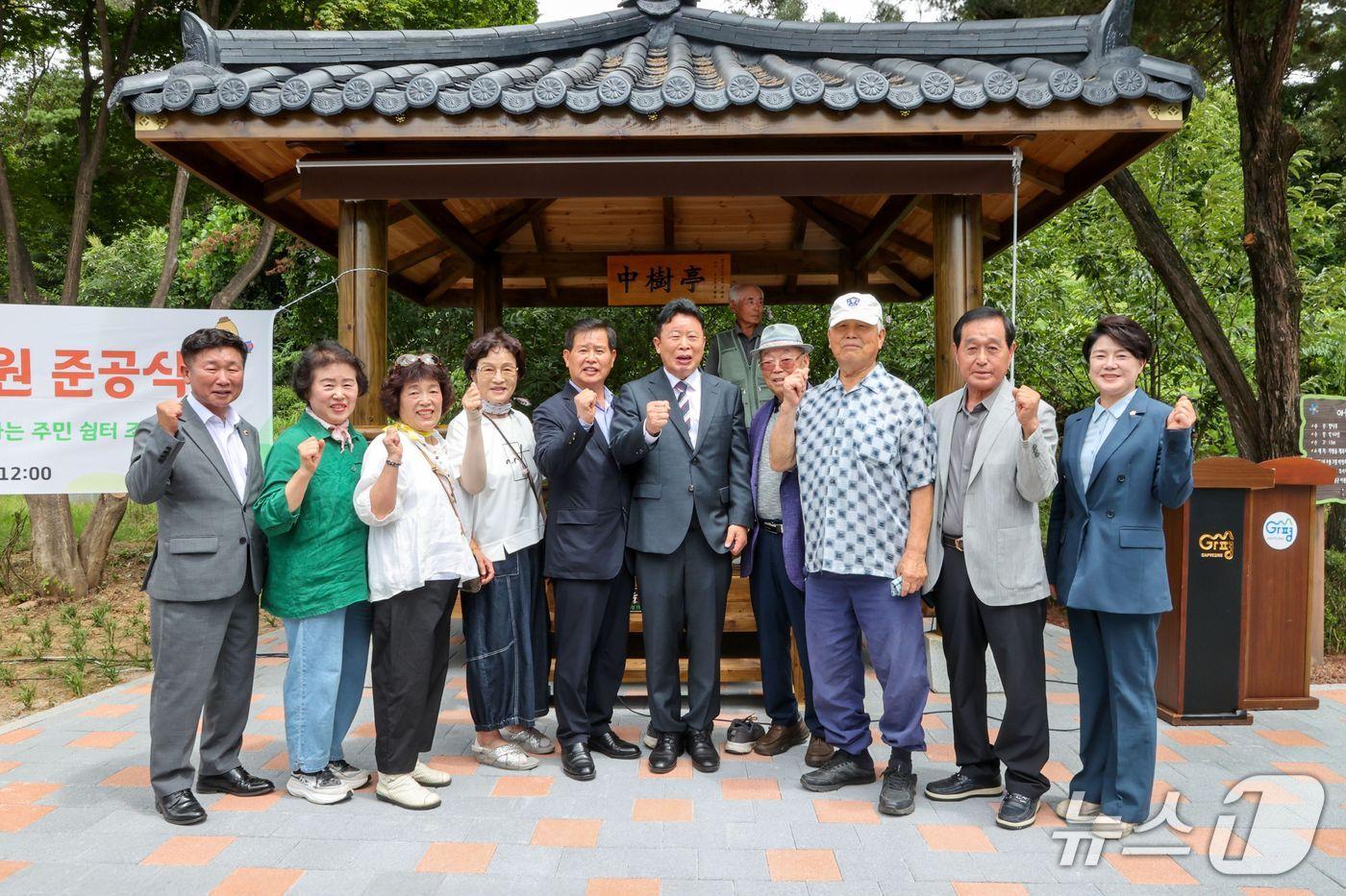 본문 이미지 -  서태원 경기 가평군수가 주민들과 함께 개곡1리 쌈지공원에서 사진을 찍고 있다.(가평군 제공. 재판매 및 DB 금지)/뉴스1