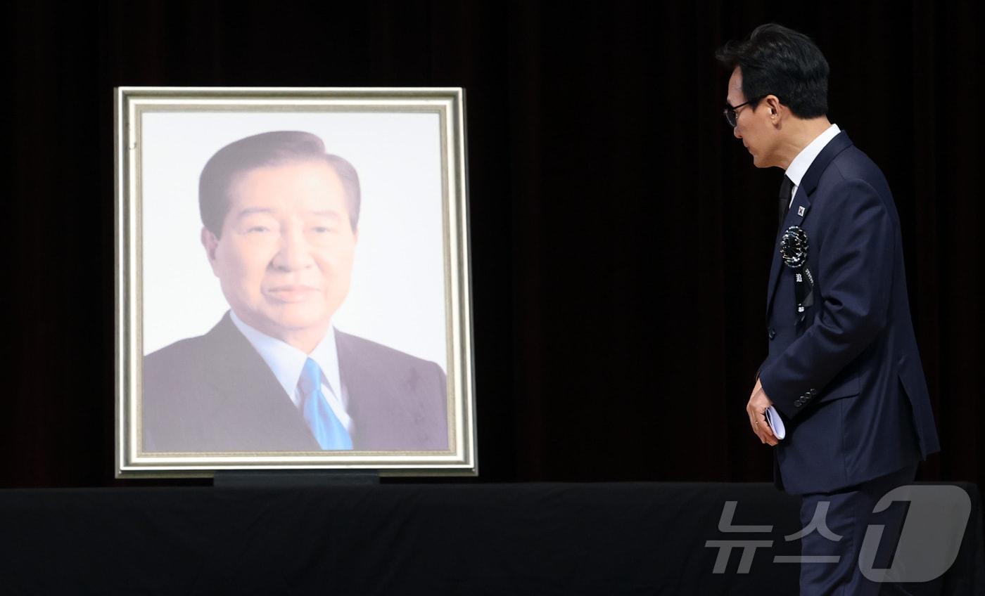 본문 이미지 - 김민석 더불어민주당 대표가 18일 오전 서울 동작구 국립서울현충원 현충관에서 열린 김대중 대통령 서거 17주기 추모식에 참석해 추모사를 마친 후 이동하고 있다. (공동취재) 2026.8.18 ⓒ 뉴스1 황기선 기자