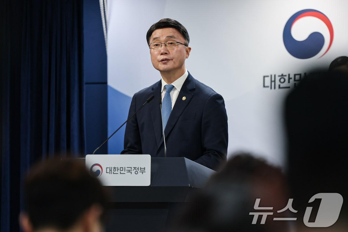 본문 이미지 - 류제명 과학기술정보통신부 제2차관이 18일 서울 종로구 정부서울청사에서 독자 AI파운데이션모델 프로젝트 2차 단계평가 결과 브리핑을 하고 있다. 2026.8.18 ⓒ 뉴스1 김도우 기자