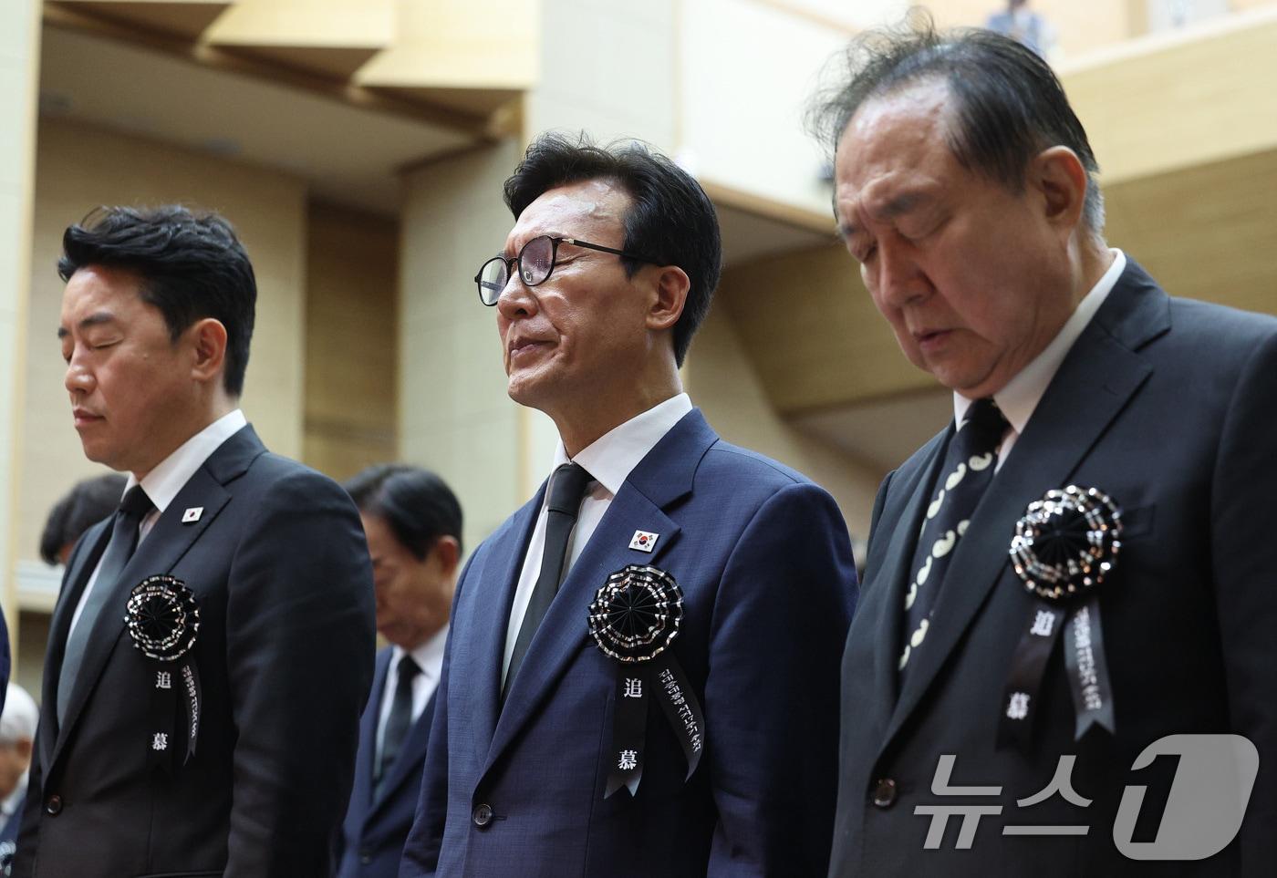 본문 이미지 - 김민석 더불어민주당 대표와 강훈식 비서실장 등이 18일 서울 동작구 국립서울현충원 현충관에서 열린 김대중 대통령 서거 17주기 추모식에서 묵념을 하고 있다. (공동취재) 2026.8.18 ⓒ 뉴스1 황기선 기자
