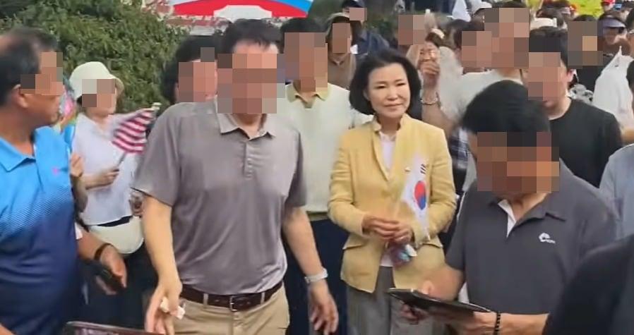본문 이미지 -  지난 15일 '투표용지 부족사태' 시위를 펼치고 있는 올림픽 공원에 이진숙 국민의힘 의원이 나타나자 지지자들 사이에 '이진숙 대통령'을 외치는  목소리가 나왔다. (유튜브 갈무리· 재전송 및 DB 금지) ⓒ 뉴스1
