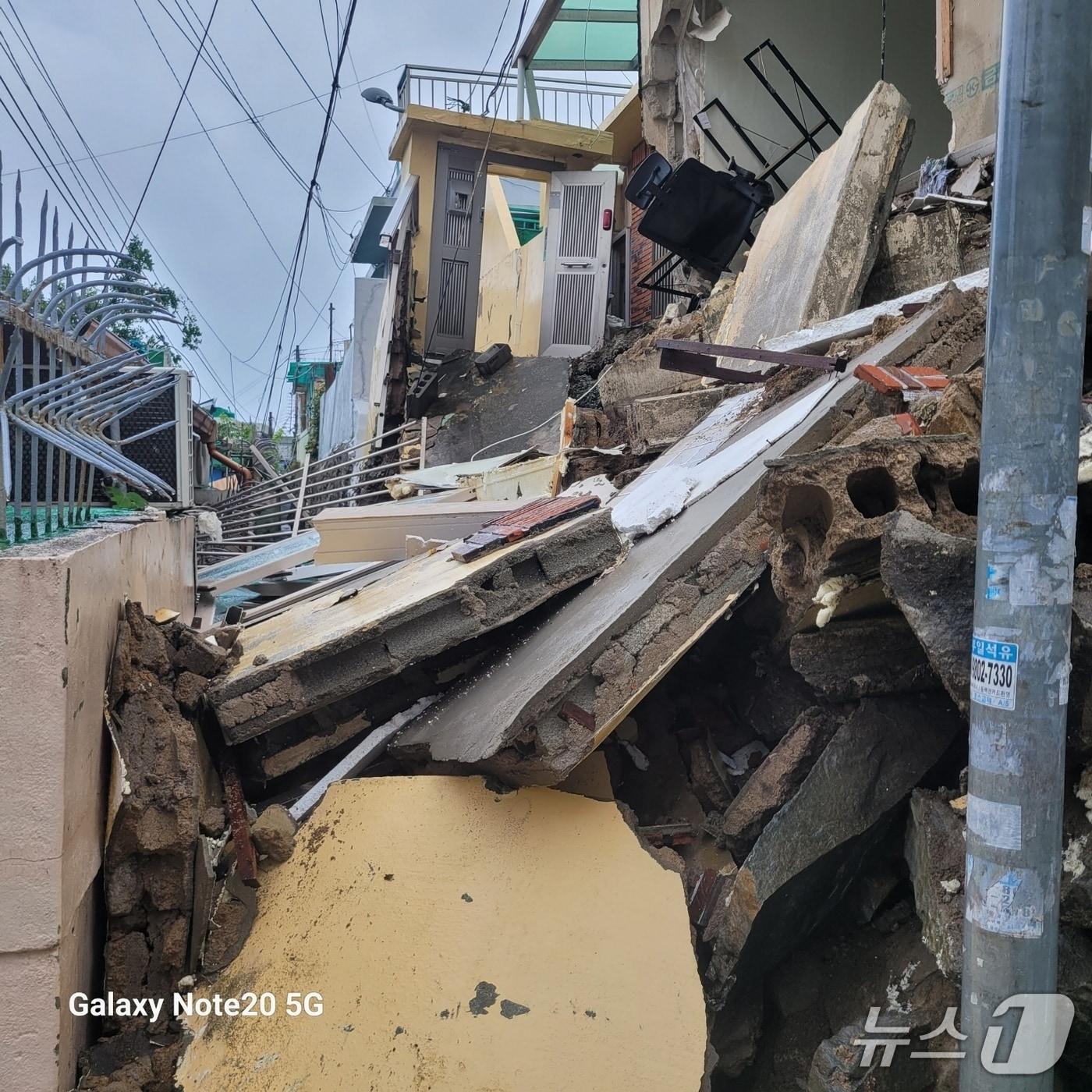 본문 이미지 - 17일 오전 11시 18분쯤 집중호우로 부산 서구 부민동의 한 빈집 외벽이 무너졌다. (부산소방재난본부 제공. 재판매 및 DB금지)