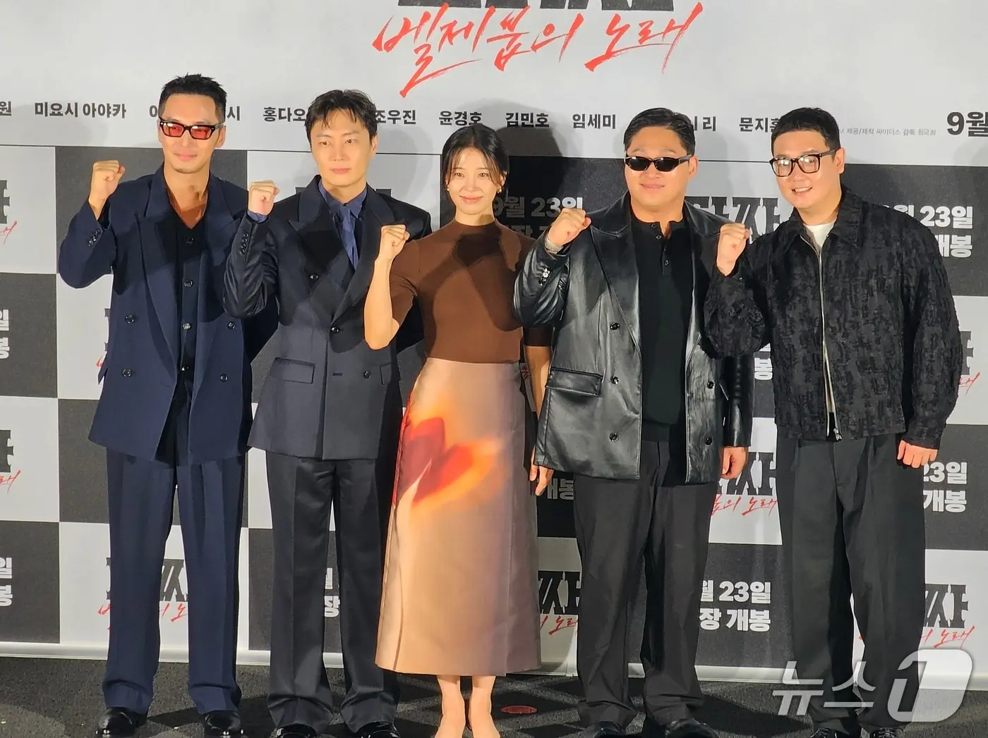 본문 이미지 - 18일 오전 서울 용산구 CGV 용산아이파크몰에서 영화 '타짜: 벨제붑의 노래' 제작보고회가 열려 변요한, 노재원, 김민호, 임세미, 문지훈(스윙스), 최국희 감독이 참석했다. ⓒ 뉴스1 고승아 기자