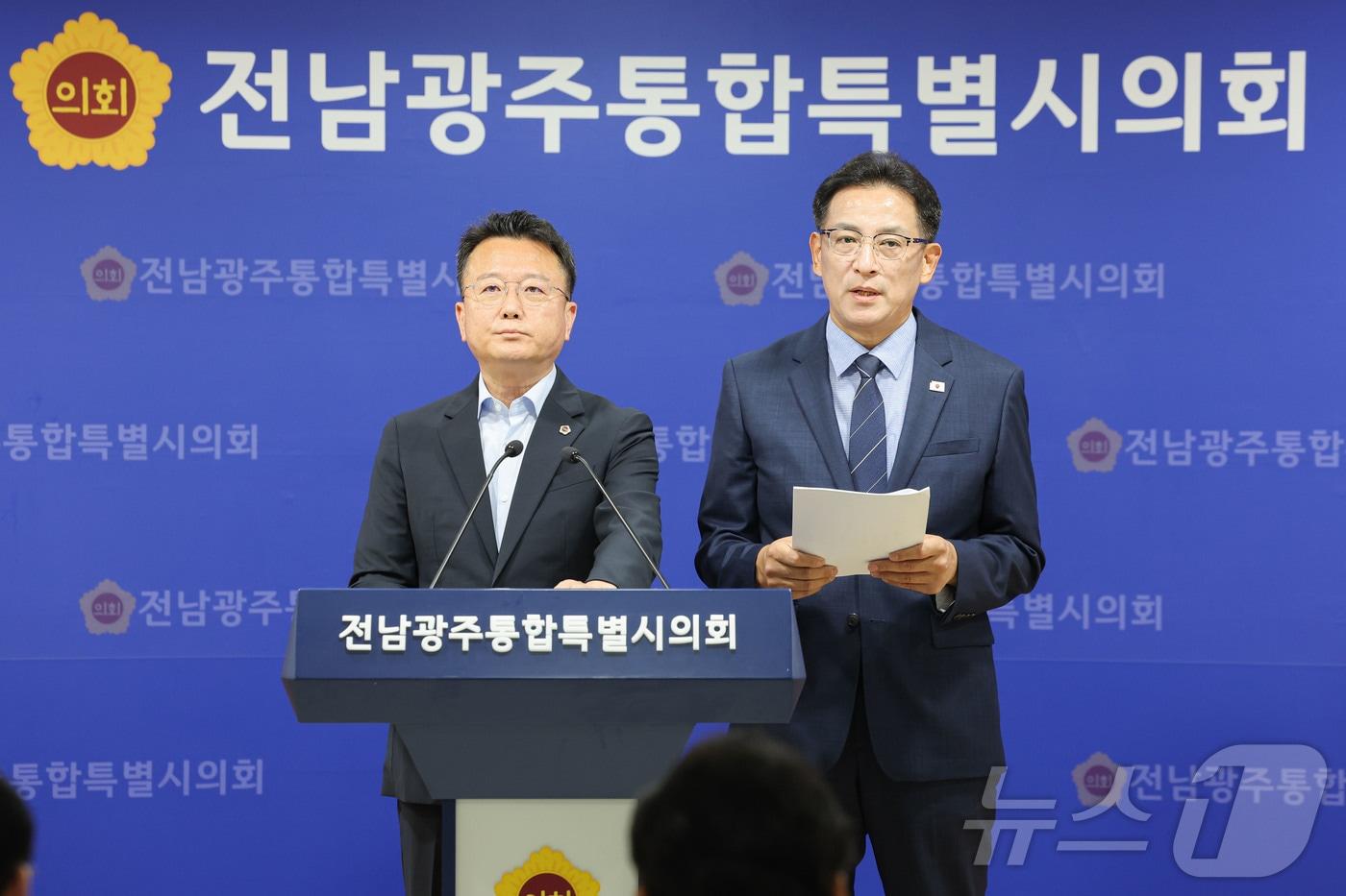 본문 이미지 - 최선국(목포1)·박문옥(목포3) 의원이 18일 전남광주통합특별시의회 전남청사 브리핑룸에서 기자회견을 하고 있다.(시의회 제공. 재배포 및 DB 금지)