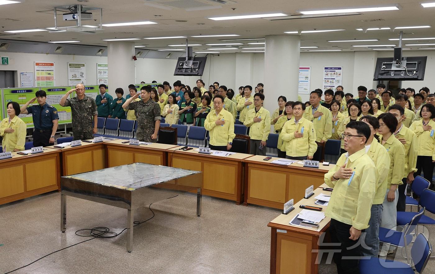 본문 이미지 - 전남광주통합특별시 동구 공직자들이 18일 청사 민방위실에서 을지훈련 최초 상황 보고회를 개최하고 준비태세에 돌입하고 있다. (동구 제공. 재판매 및 DB 금지) 2026.8.18 ⓒ 뉴스1 이승현 기자