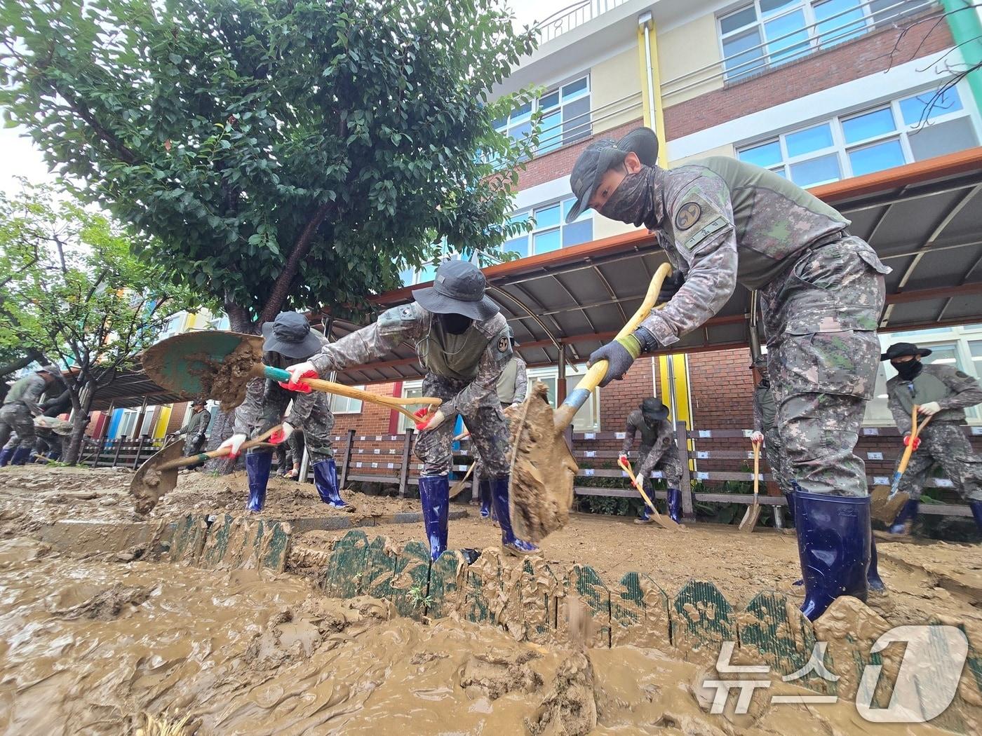 본문 이미지 - 육군 제39보병사단 장병들이 18일 경남 거제시 장평초등학교에서 집중호우로 쌓인 토사와 잔해물을 제거하며 학교시설 복구에 힘을 보태고 있다. (육군 제공. 재판매 및 DB금지) 2026.8.18 ⓒ 뉴스1