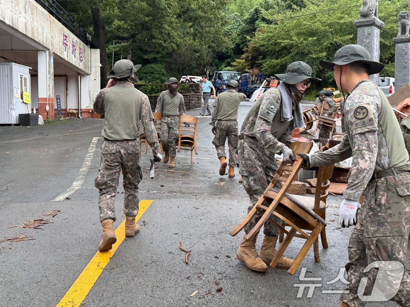 본문 이미지 -  육군 제39보병사단 장병들이 경남 통영시 봉평동 봉수로 일대에서 민간 주택과 상가 주변에 쌓인 잔해물을 제거하고 있다. (육군 제공. 재판매 및 DB금지) 2026.8.18 ⓒ 뉴스1
