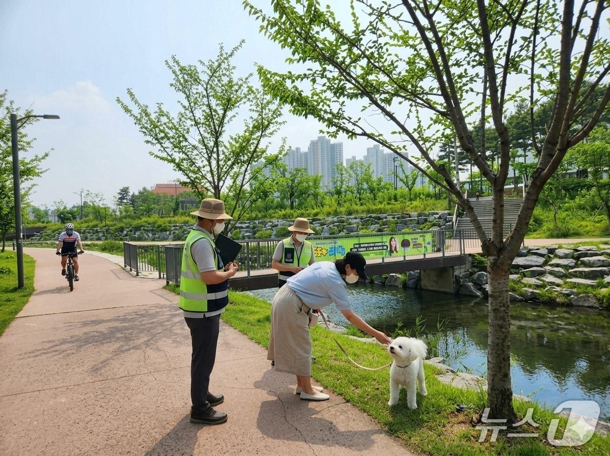 본문 이미지 - 경기 하남시 반려동물 관련 법규 위반 단속원.(하남시 제공. 재판매 및 DB 금지)/뉴스1 