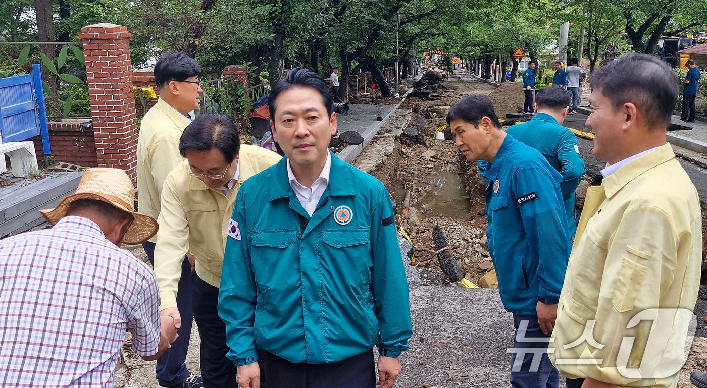 본문 이미지 - 장동혁 국민의힘 대표가 지난 18일 극한 호우로 피해를 입은 경남 통영시 봉평동 용화사 인근 한 도로를 점검하고 있다. 2026.8.18 ⓒ 뉴스1 윤일지 기자