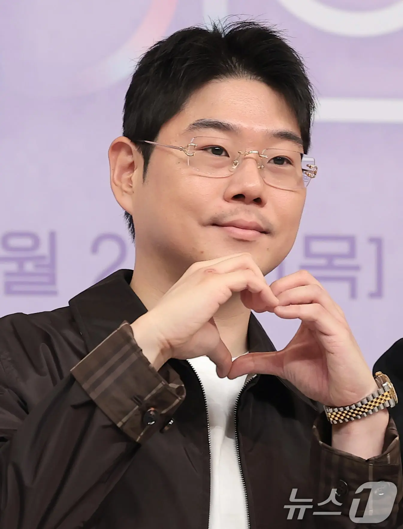 본문 이미지 - 원승재 PD가 18일 서울 양천구 SBS목동에서 열린 SBS 국내 최초 AI 연애 서바이벌 '나의 AI 파트너-기이안 연애‘ 제작발표회에 참석해 포즈를 취하고 있다. 2026.8.18 ⓒ 뉴스1 권현진 기자