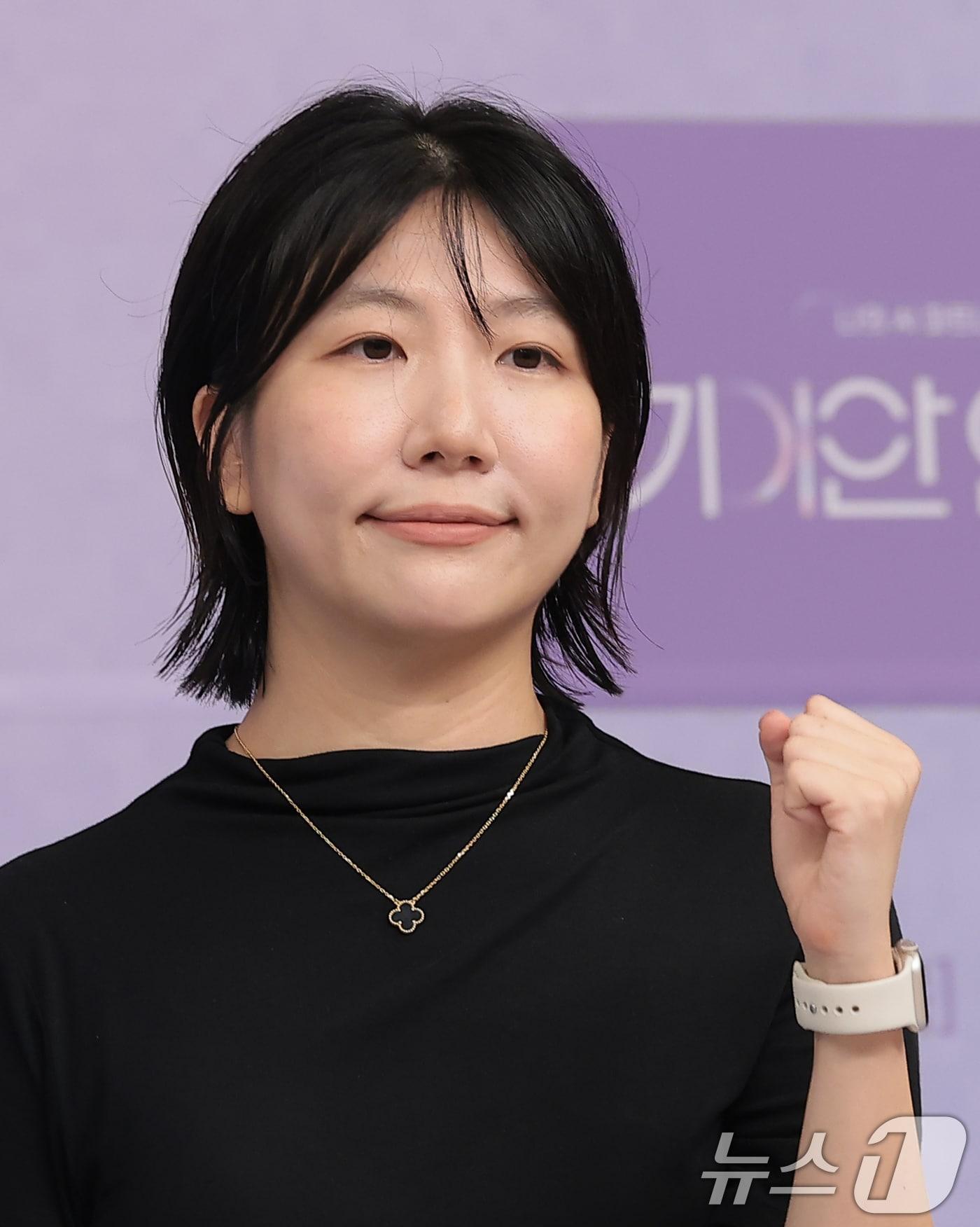 본문 이미지 - 손정민 PD가 18일 서울 양천구 SBS목동에서 열린 SBS 국내 최초 AI 연애 서바이벌 '나의 AI 파트너-기이안 연애‘ 제작발표회에 참석해 포즈를 취하고 있다. 2026.8.18 ⓒ 뉴스1 권현진 기자