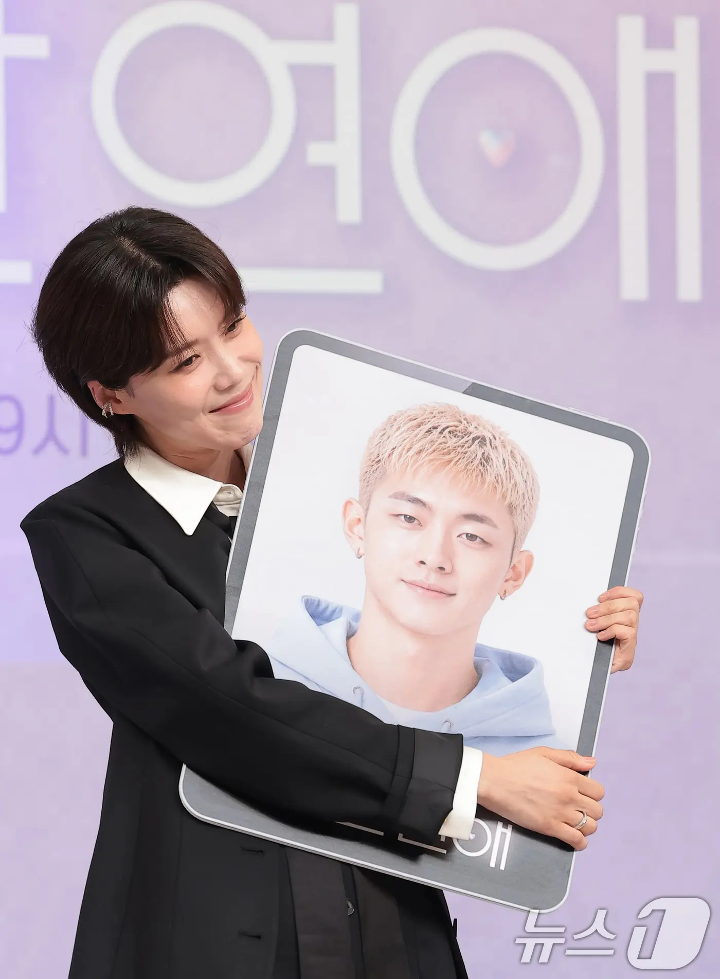 본문 이미지 - 방송인 장도연이 18일 서울 양천구 SBS목동에서 열린 SBS 국내 최초 AI 연애 서바이벌 '나의 AI 파트너-기이안 연애‘ 제작발표회에 참석해 포즈를 취하고 있다. 2026.8.18 ⓒ 뉴스1 권현진 기자