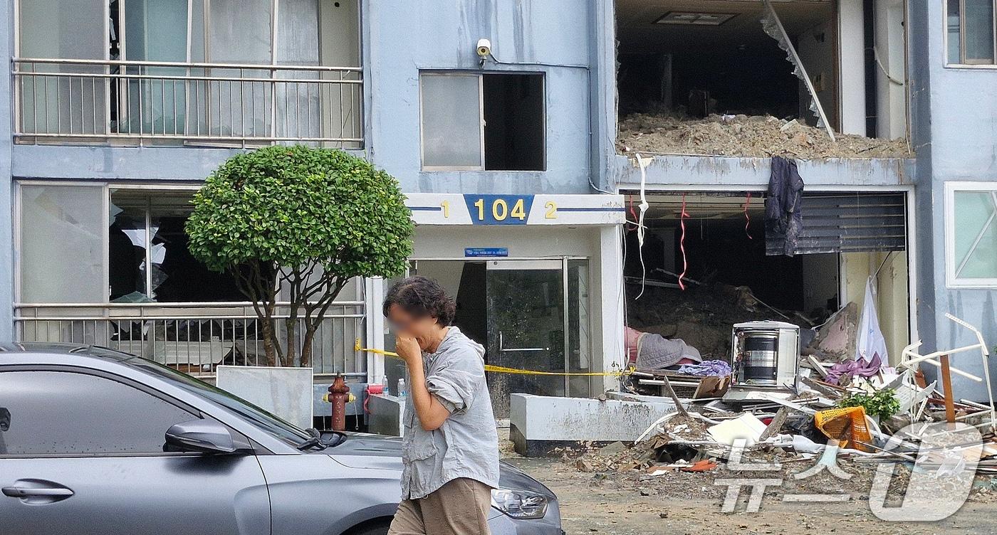 본문 이미지 - 18일 극한 호우로 발생한 산사태 피해를 입은 경남 거제시 옥포동의 한 아파트에서 주민이 피해 현장을 본 뒤 눈물을 흘리고 있다. 2026.8.18 ⓒ 뉴스1 윤일지 기자