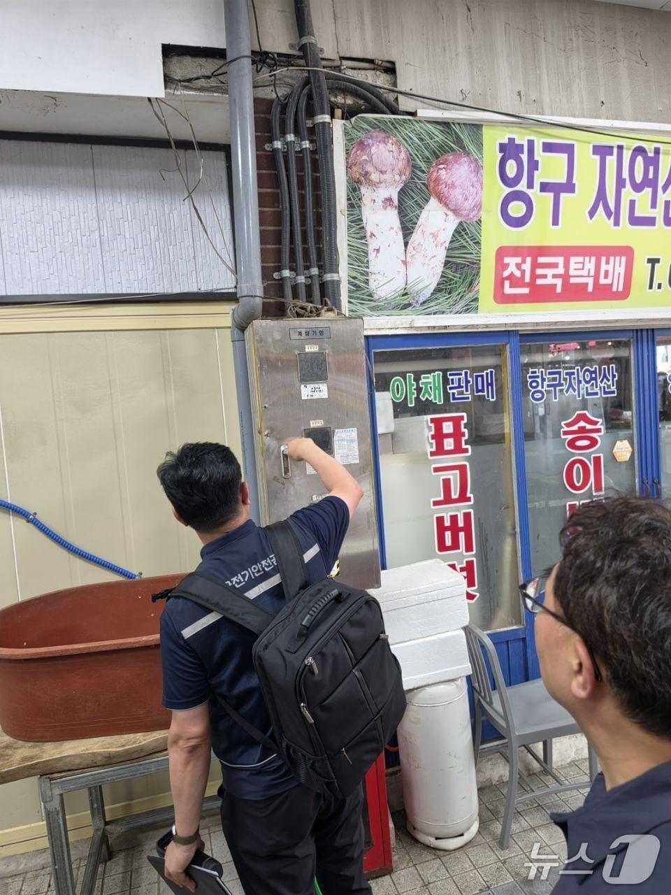 본문 이미지 - 강원특별자치도소방본부, 전통시장 화재안전조사.(도소방본부 제공, 재판매 및 DB금지)