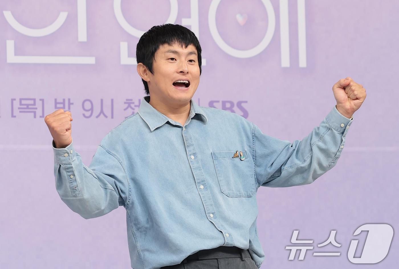 본문 이미지 - 방송인 기안84가 18일 서울 양천구 SBS목동에서 열린 SBS 국내 최초 AI 연애 서바이벌 '나의 AI 파트너-기이안 연애‘ 제작발표회에 참석해 포즈를 취하고 있다. 2026.8.18 ⓒ 뉴스1 권현진 기자