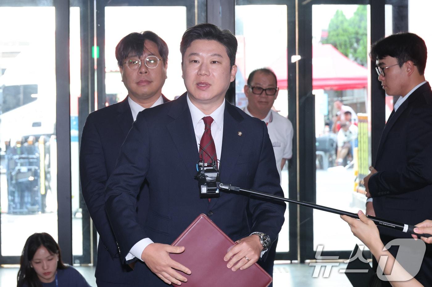 본문 이미지 - 진종오 국민의힘 의원이 18일 서울 여의도 국민의힘 당사에서 열린 중앙윤리위원회에 출석하며 취재진의 질의에 답변하고 있다. 2026.8.18 ⓒ 뉴스1 신웅수 기자