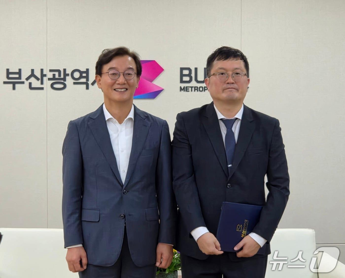 본문 이미지 - 전재수 부산시장(왼쪽)이 18일 오후 2시 50분 시청 의전실에서 손지현 부산사회서비스원 신임 원장에게 임명장을 수여하고 기념 촬영하고 있다.2026.8./18뉴스1 ⓒ News1 임순택 기자
