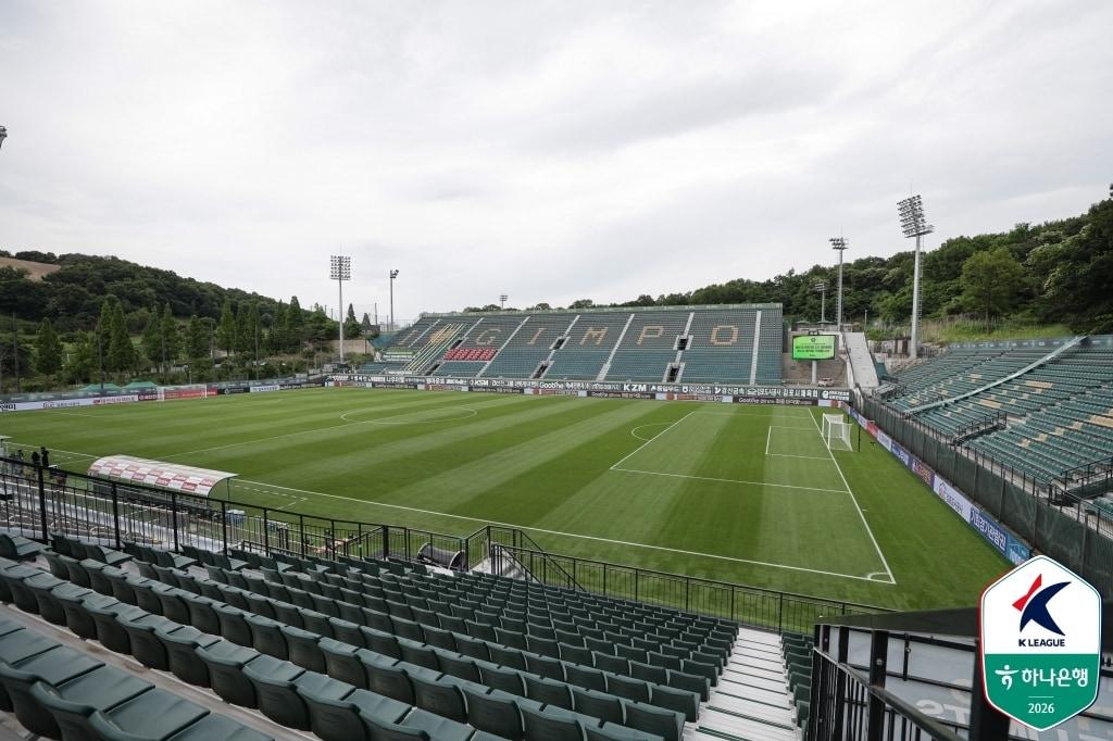본문 이미지 - 김포FC가 홈 구장으로 사용 중인 김포솔터축구장. (한국프로축구연맹 제공)