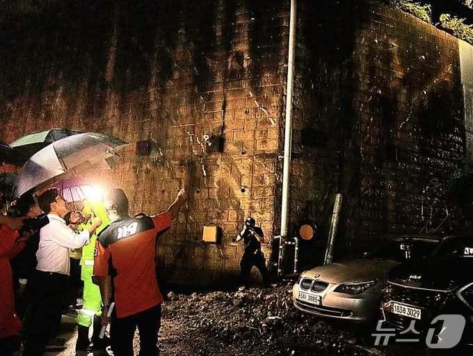 본문 이미지 - 김민석 더불어민주당 대표가 지난 17일 경남 거제에서 산사태가 발생한 한 아파트 옹벽을 둘러보고 있는 모습. 김 대표 페이스북 캡처. 2026.8.17/뉴스1