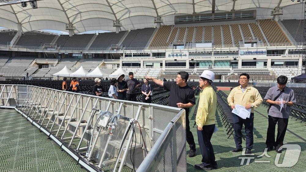 본문 이미지 - 빅뱅 고양 공연을 앞두고 경기도 관계자들이 현장 안전관리 실태를 점검하고 있다.(경기도 제공. 재판매 및 DB금지)
