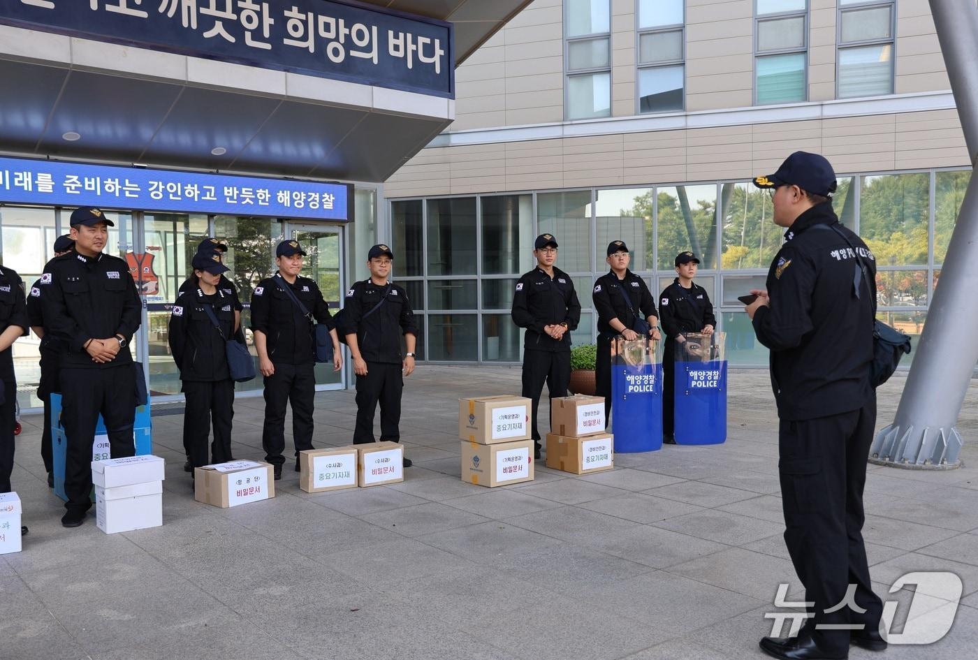본문 이미지 - 을지연습 이동훈련 중인 동해지방해양경찰청 직원들.(동해해경청 제공, 재판매 및 DB 금지) 2026.818/뉴스1