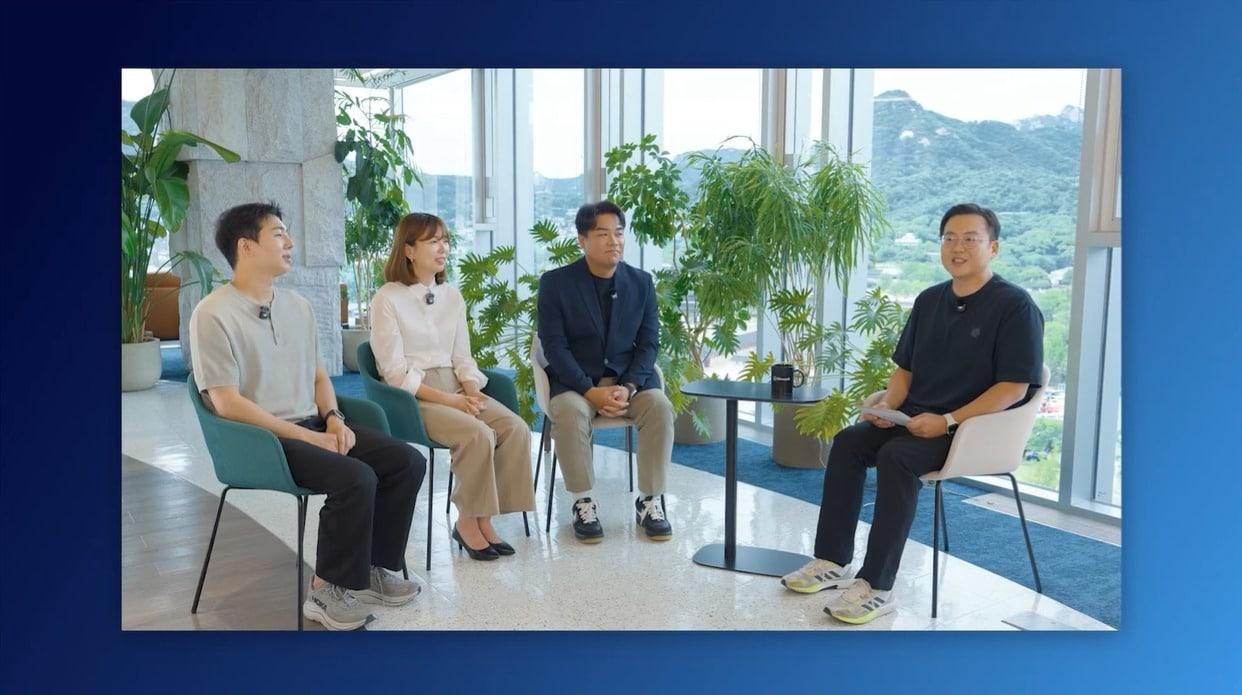 본문 이미지 - (왼쪽부터) 정서현 LG유플러스 CS AX 실행팀 책임, 박하윤 LG유플러스 워크스페이스 TF 책임, 김준원 KT AX CoE팀 팀장이 한국마이크로소프트 프런티어 프랜스포메이션 위크에 참석해 AX 사례를 소개하고 있다. (MS 제공)
