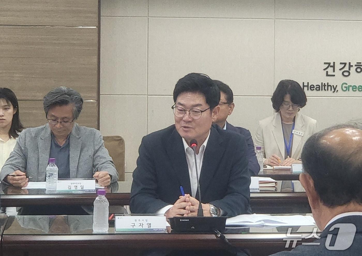 본문 이미지 - 구자열 강원 원주시장이 18일 원주시청 대회의실에서 원주지역 강원특별자치도의원 초청 간담회를 열고 있다. 2026.8.18/뉴스1 신관호 기자