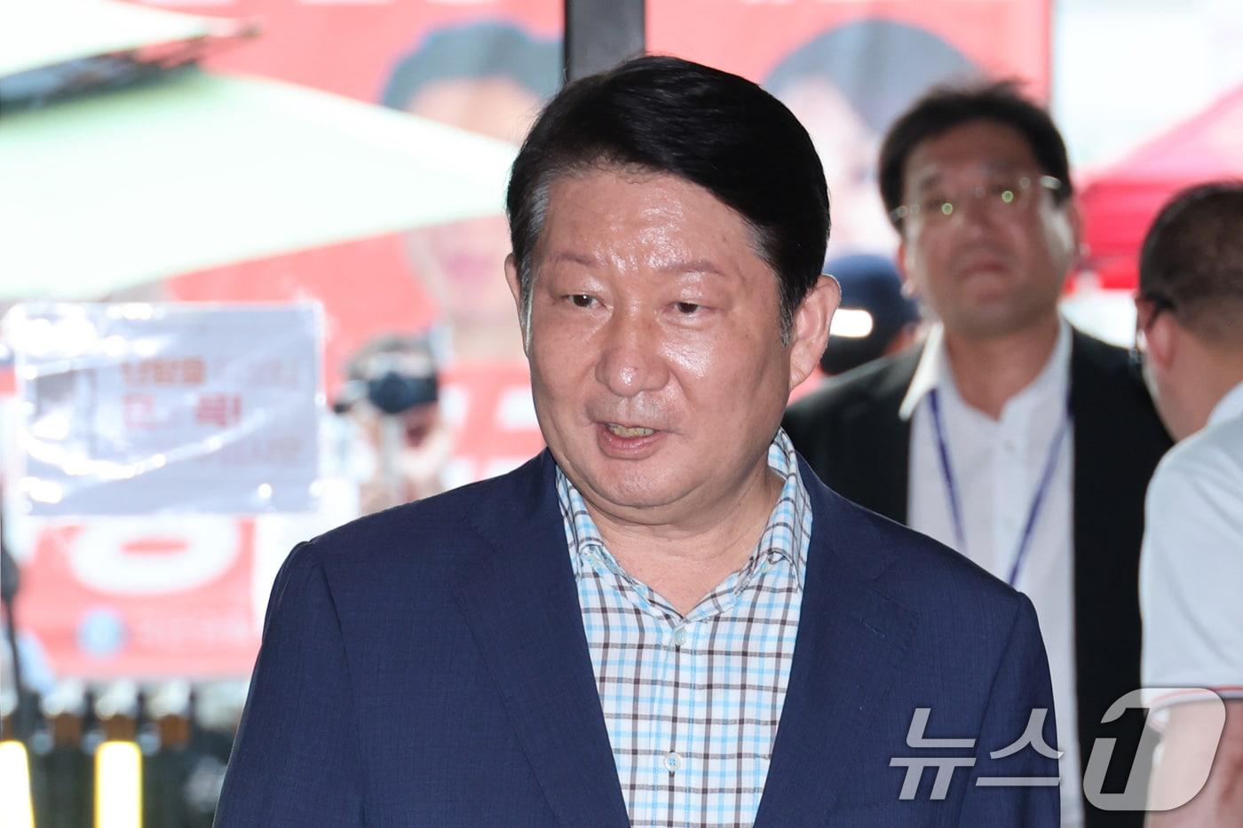 본문 이미지 - 권영진 국민의힘 의원이 지난달 18일 서울 여의도 국민의힘 당사에서 열린 중앙윤리위원회에 출석하고 있다. 2026.8.18 ⓒ 뉴스1 신웅수 기자