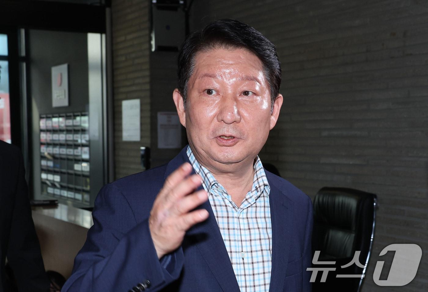 본문 이미지 - 권영진 국민의힘 의원이 18일 서울 여의도 국민의힘 당사에서 열린 중앙윤리위원회에 출석하고 있다. 2026.8.18 ⓒ 뉴스1 신웅수 기자
