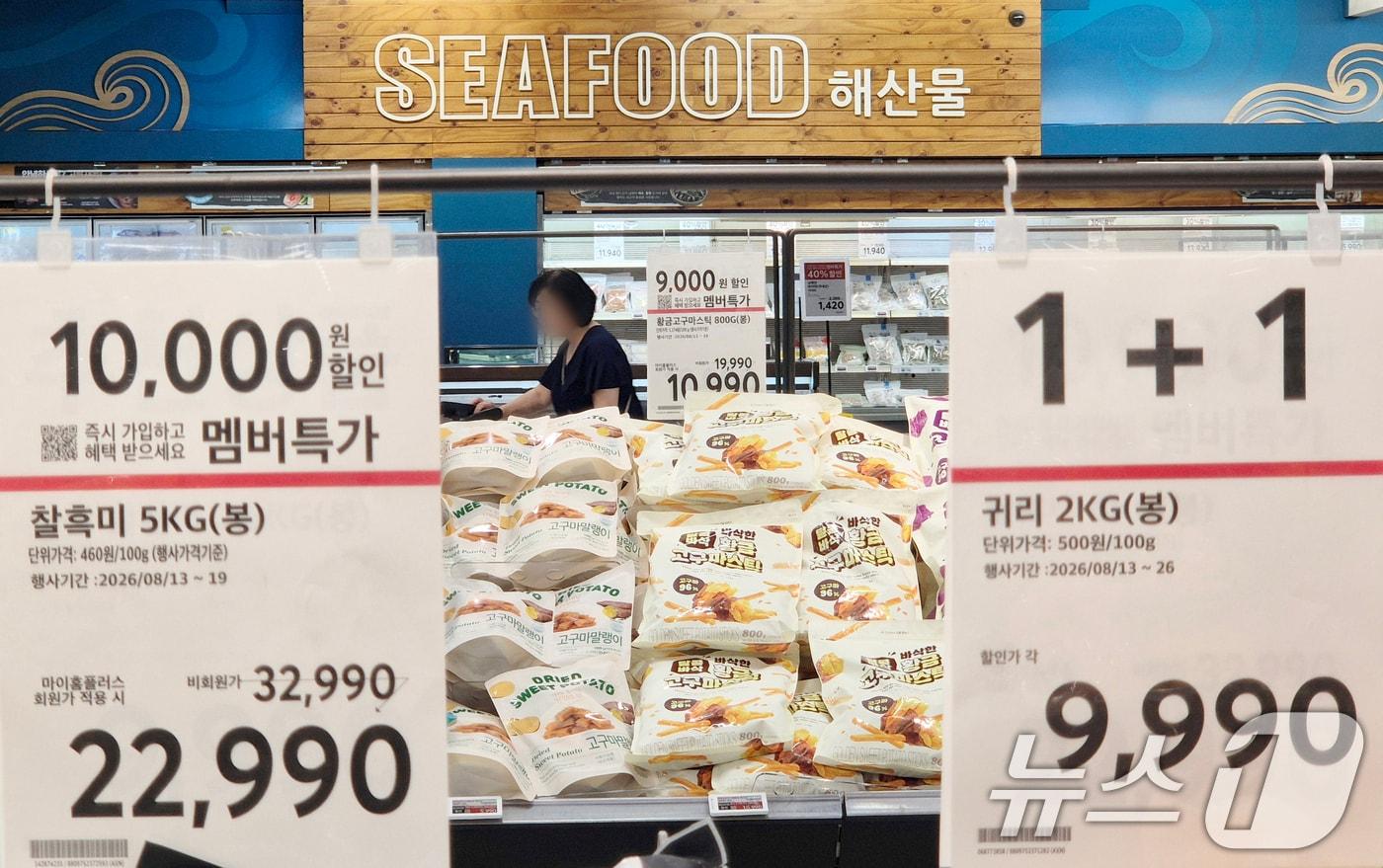 본문 이미지 - 18일 경기도 내의 한 홈플러스에서 시민들이 장을 보고 있다. 이날 홈플러스에 따르면 '홈플 is Back' 행사가 진행된 지난 13일부터 17일까지 총매출은 437억 원으로 집계됐다. 영업 잠정중단 직전 같은 요일 기준 닷새 매출보다 191% 증가해 약 2.9배로 확대됐다. 2026.8.18 ⓒ 뉴스1 김영운 기자