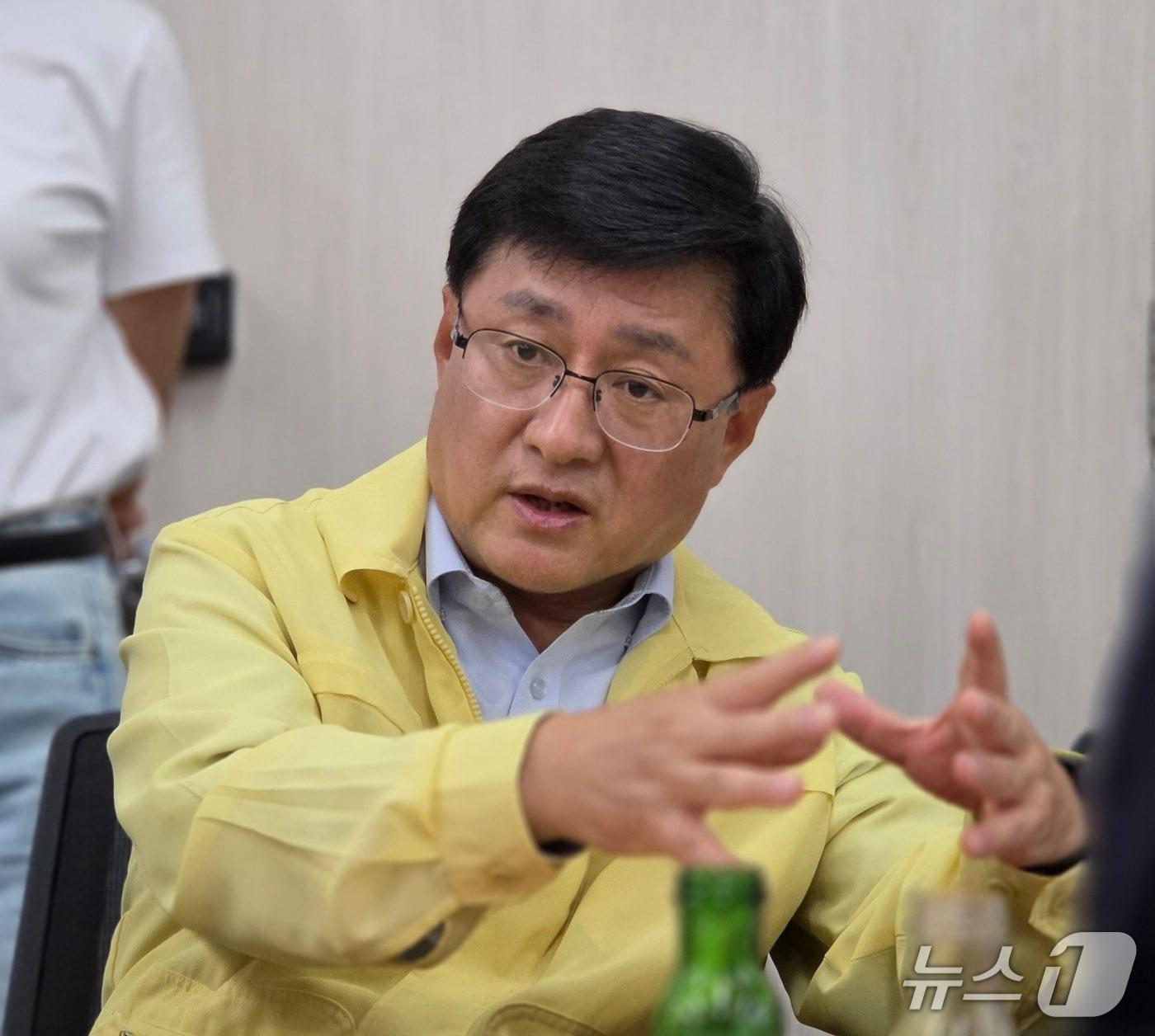 본문 이미지 - 김성환 기후에너지환경부 장관이 18일 정부세종청사 기후부 브리핑룸에서 발언하고 있다. ⓒ 뉴스1 황덕현 기자
