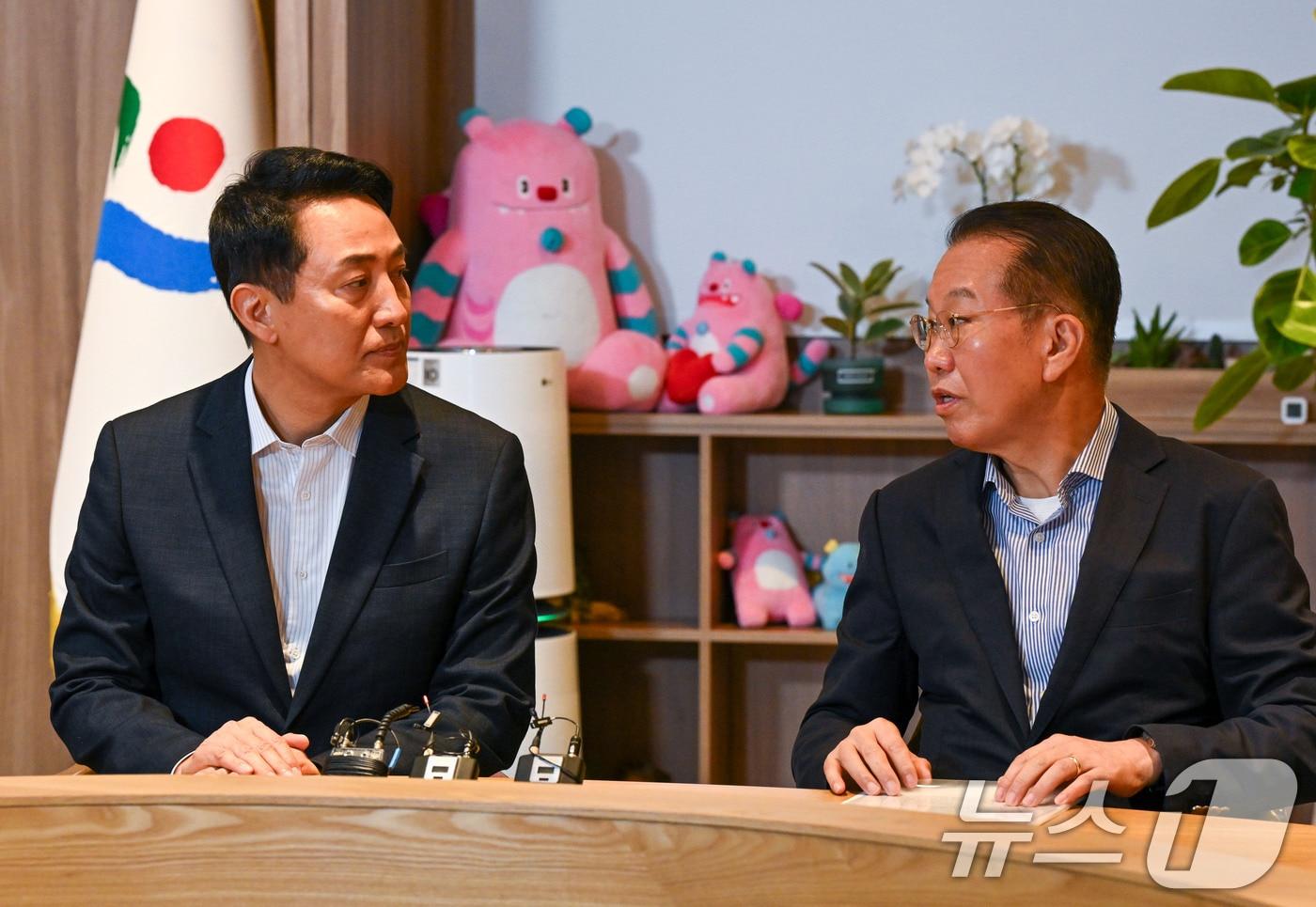 본문 이미지 - 오세훈 서울시장(왼쪽)이 18일 서울시청 집무실에서 권영세 국민의힘 의원(서울 용산구)과 용산공원 및 용산국제업무지구 주택공급 관련 논의를 하고 있다. (공동취재) 2026.8.18 ⓒ 뉴스1 오대일 기자