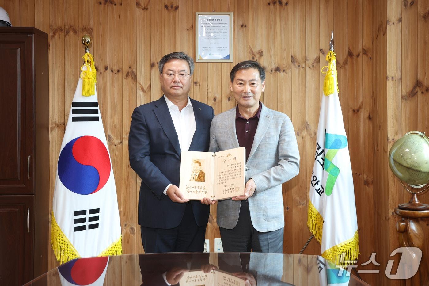 본문 이미지 -  18일 배정영 산림조합중앙회 진안교육원장(왼쪽)이 전춘성 진안군수에게 감사패를 전달하고 있다.(진안군제공. 재판매 및 DB금지)2026.8.18/뉴스1