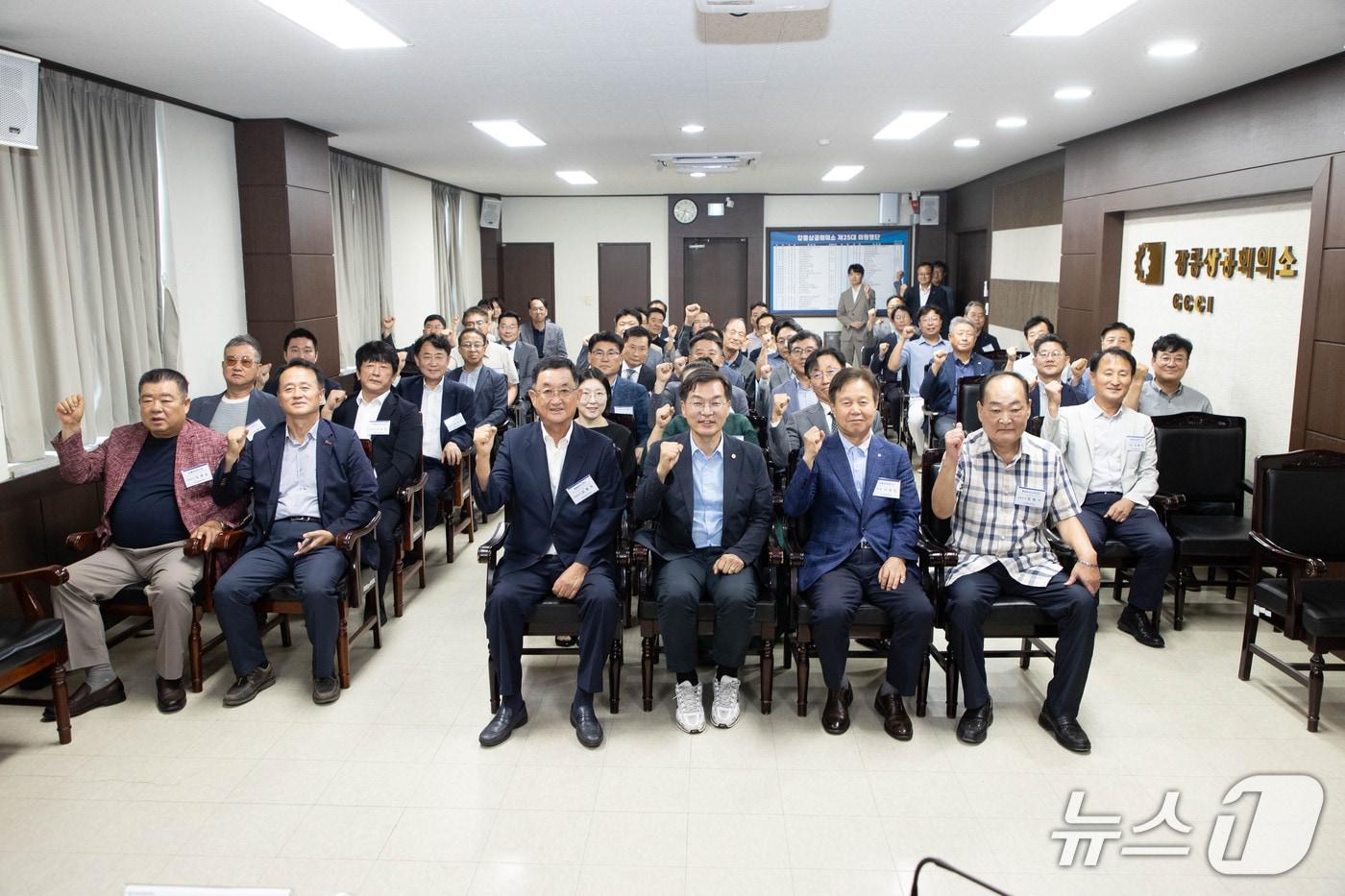 본문 이미지 - 김중남 강원 강릉시장(사진 앞줄 가운데)이 18일 상공회의소 회의실에서 열린 지역 상공인과의 간담회에서 기념촬영을 하고 있다.(강릉시 제공, 재판매 및 DB 금지) 2026.8.18/뉴스1