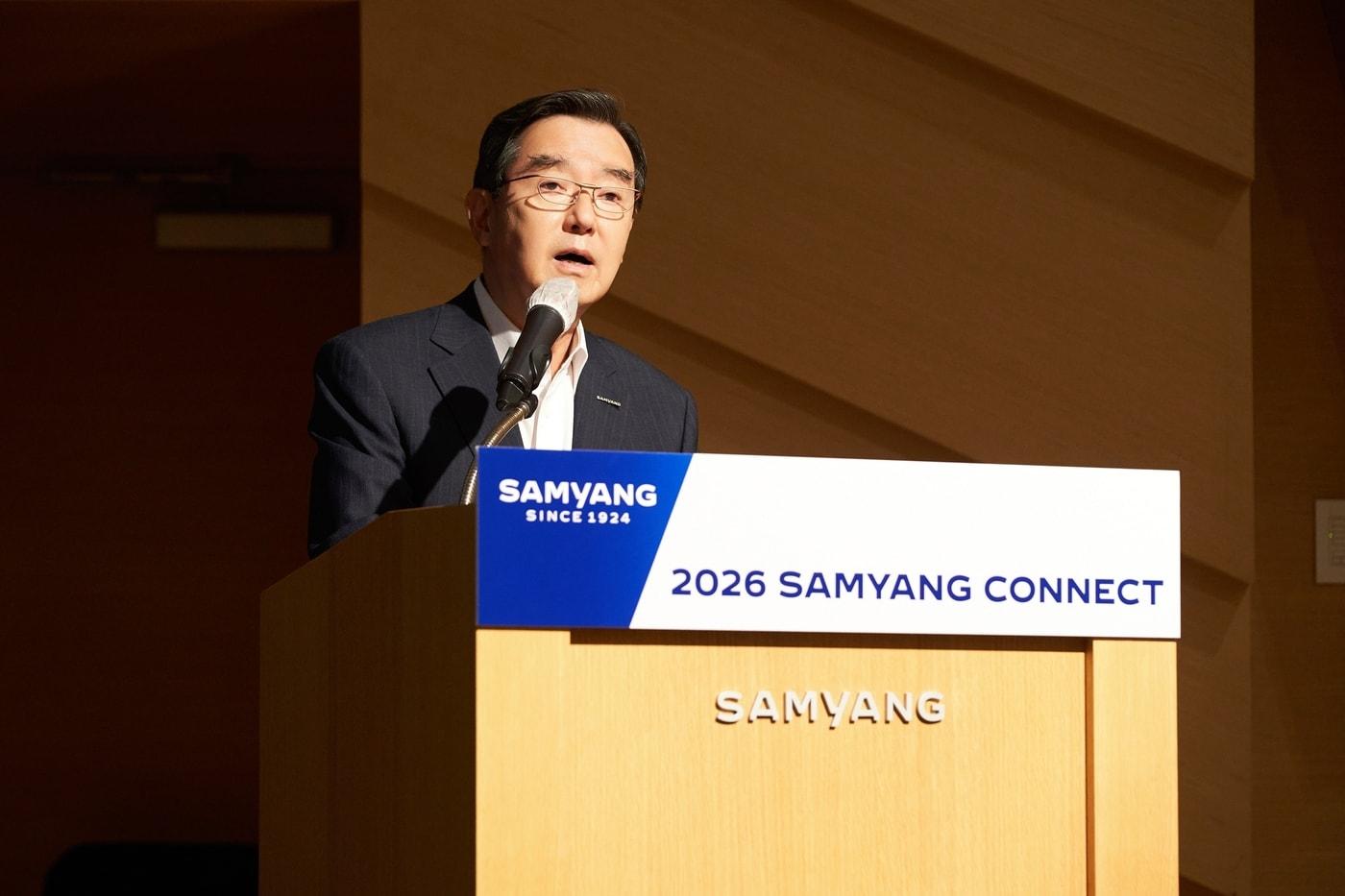 본문 이미지 - 김윤 삼양그룹 회장이 18일 판교 삼양디스커버리센터에서 개최한 ‘2026년 SAMYANG CONNECT'에서 직원들에게 상반기 경영 성과와 하반기 전략 방향을 설명하고 있다.(삼양그룹 제공)/뉴스1