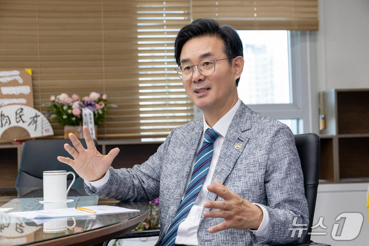 본문 이미지 - 최동민 동대문구청장이 14일 집무실에서 뉴스1과 만나 민선9기 공약에 대해 설명하고 있다.