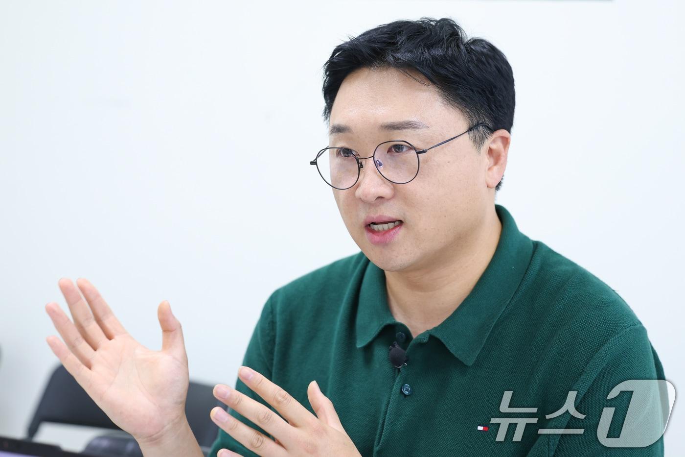 본문 이미지 - 어린이 가족 뮤지컬 '나는 반딧불'에서 아빠역을 맡은 배우 최종현이 서울 동작구 드림스테이지 스튜디오에서 뉴스1과 인터뷰를 하고 있다. ⓒ 뉴스1 안은나 기자