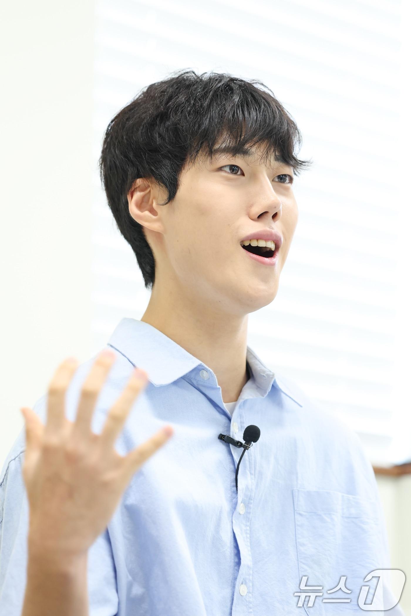 본문 이미지 - 어린이 가족 뮤지컬 '나는 반딧불'에서 그림자새역을 맡은 배우 전윤환이 서울 동작구 드림스테이지 스튜디오에서 뉴스1과 인터뷰를 하고 있다. ⓒ 뉴스1 안은나 기자
