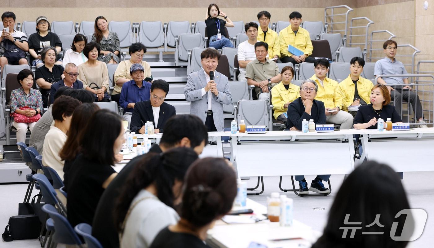 본문 이미지 - 18일 남종섭 경기도의회 의장이 9월 개교하는 용인 기흥중학교를 방문해 통학 안전 등 개교 준비 상황을 점검하고, 학부모 등과 가진 의견수렴 자리에서 인사말을 하고 있다.(도의회 제공. 재판매 및 DB금지)/뉴스1