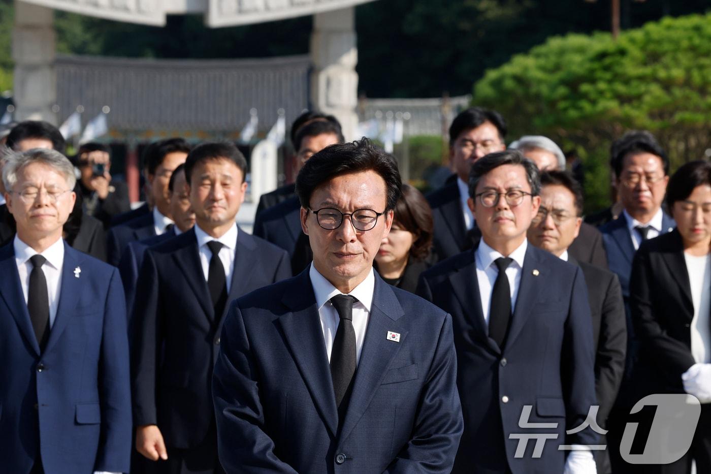 본문 이미지 - 김민석 더불어민주당 신임 대표가 18일 오후 국립 5.18민주묘지를 찾아 당 지도부들과 함께 참배하고 있다. 2026.8.18 ⓒ 뉴스1 김태성 기자