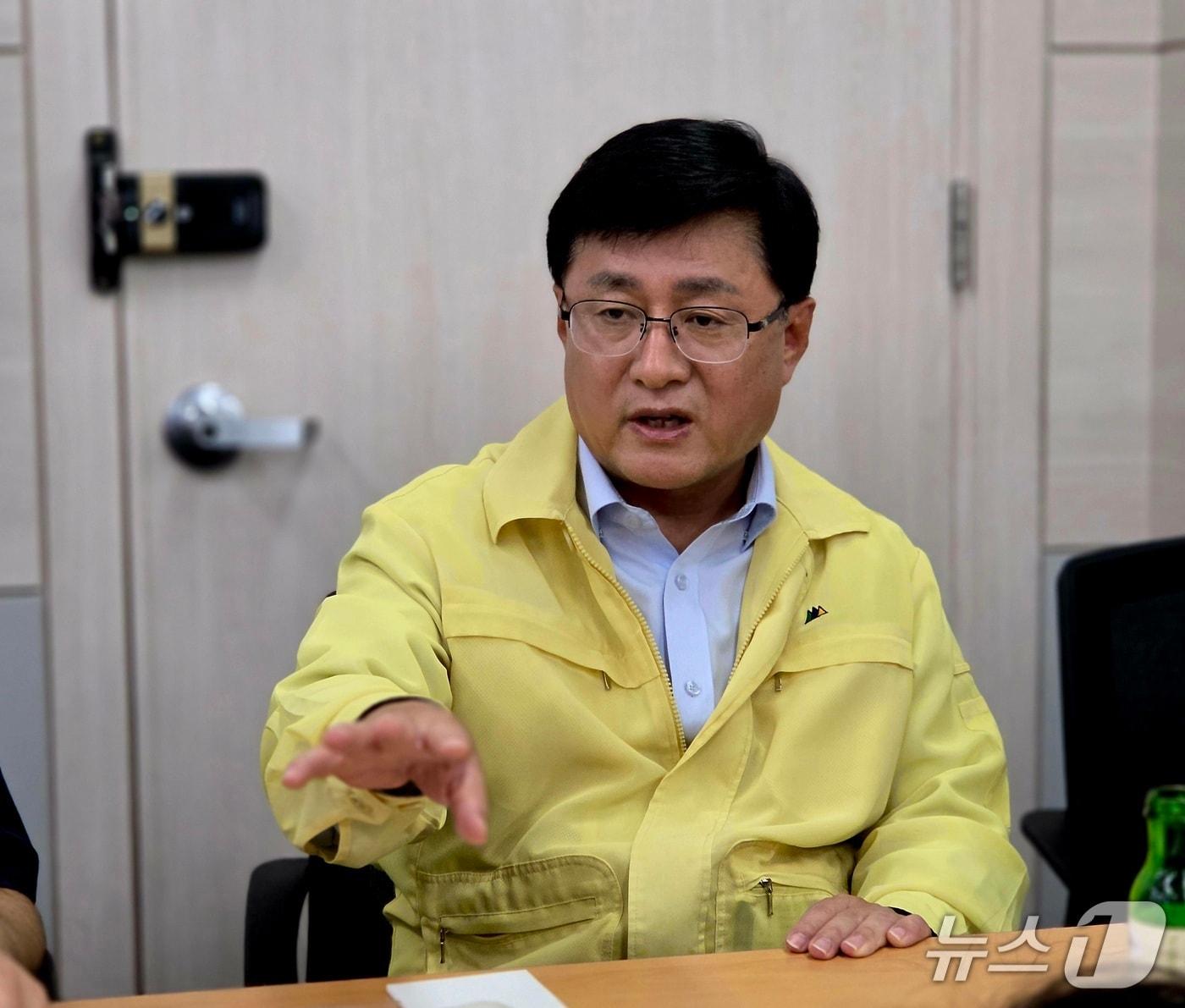 본문 이미지 - 김성환 기후에너지환경부 장관이 18일 정부세종청사 기후부 브리핑룸에서 발언하고 있다. ⓒ 뉴스1 황덕현 기자