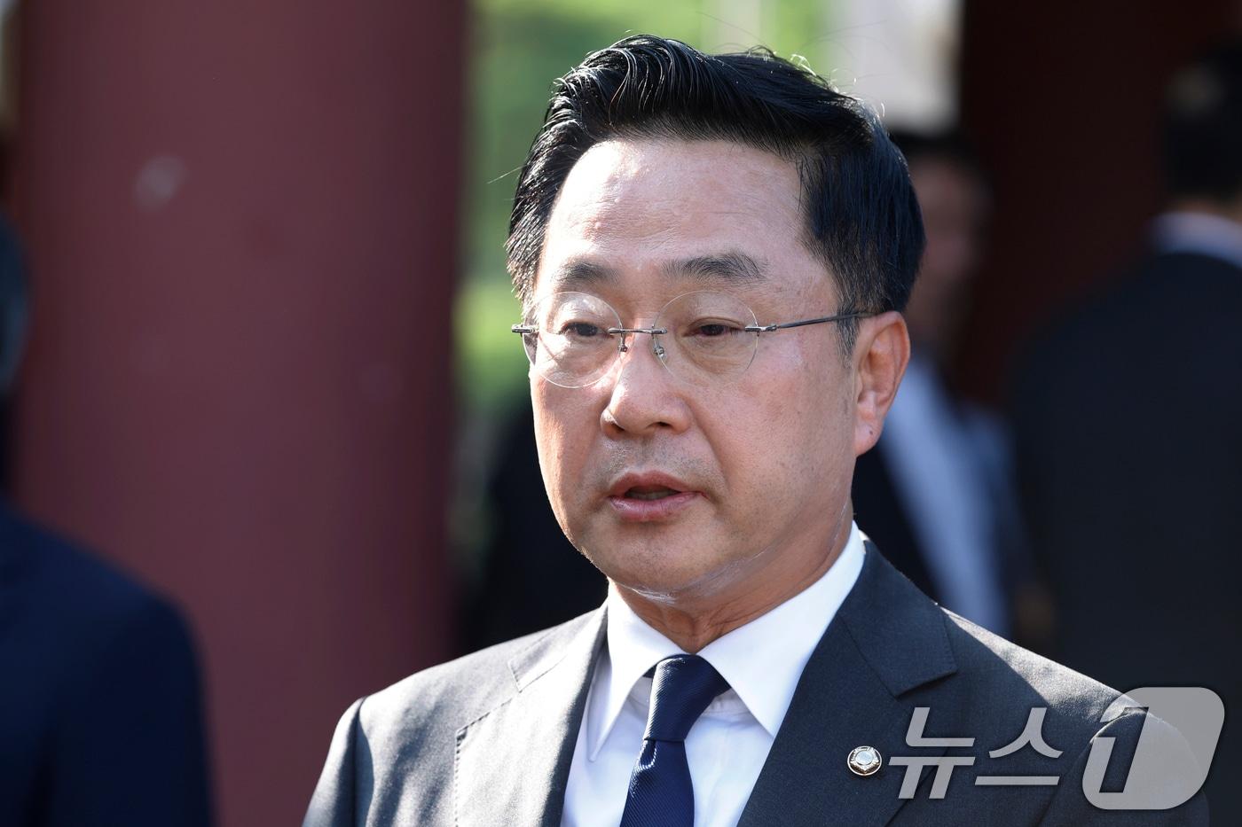 본문 이미지 - 박성준 더불어민주당 수석대변인이 18일 전남광주통합특별시 북구 국립5.18묘지를 참배 후 민주의 문앞에서 취재진의 질문에 답하고 있다. 2026.8.18 ⓒ 뉴스1 김태성 기자