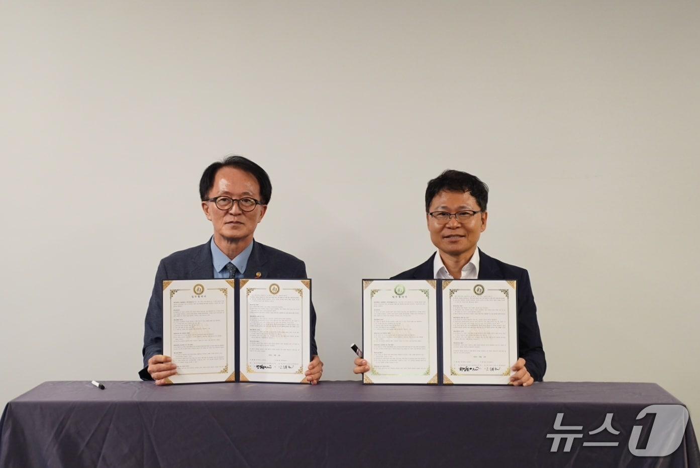 본문 이미지 - 지난 14일 진행된 제주관광공사와 제주대학교 AI 융합원의 MOU 체결식.(제주관광공사 제공. 재판매 및 DB 금지)