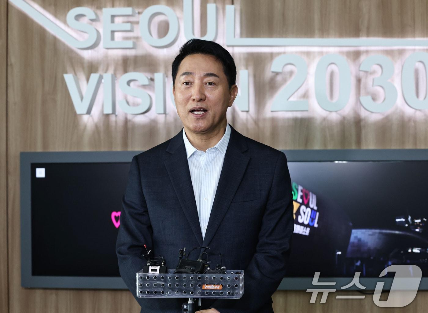 본문 이미지 - 오세훈 서울시장이 18일 오후 서울시청에서 용산을 지역구로 둔 권영세 의원과 용산공원 및 용산국제업무지구 주택공급 관련 면담을 마친 후 백브리핑을 하고 있다. (공동취재) 2026.8.18 ⓒ 뉴스1 오대일 기자
