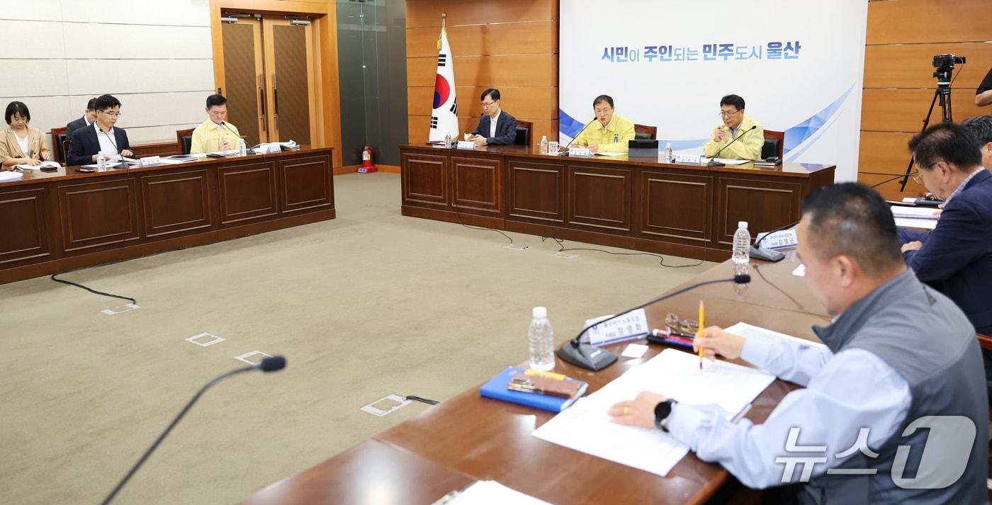 본문 이미지 - 김상욱 울산시장이 18일 시청 본관 7층 상황실에서 시내버스 노사협상 관련 현안 회의를 주재하고 있다. (울산시 제공. 재판매 및 DB 금지) /뉴스1