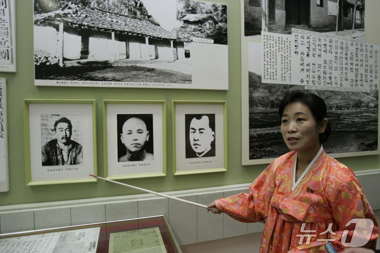 본문 이미지 - 조선혁명박물관의 해설강사가 오동진, 장철호, 양세봉 등 1920년대 독립운동가들의 활동에 대해 설명하는 모습. (필자 제공)